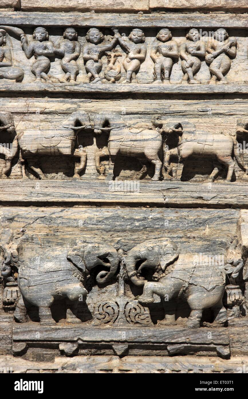 Donne danzanti cavalli elefanti sculture, Tempio Jagdish, templi Vishnu, Udaipur, Rajasthan, India, Asia Foto Stock