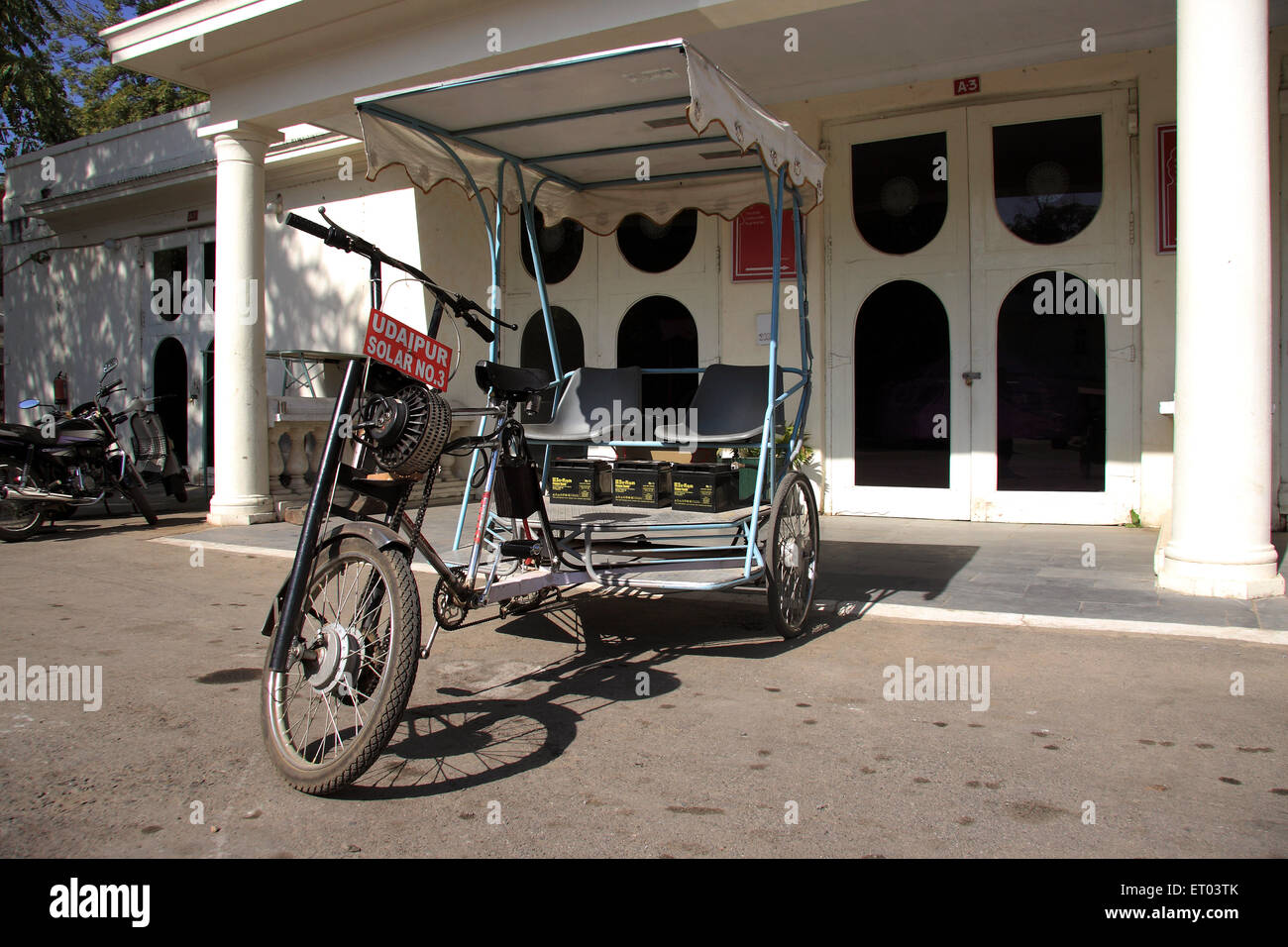 Rickshaw a energia solare, Udaipur, Rajasthan, India, Asia Foto Stock