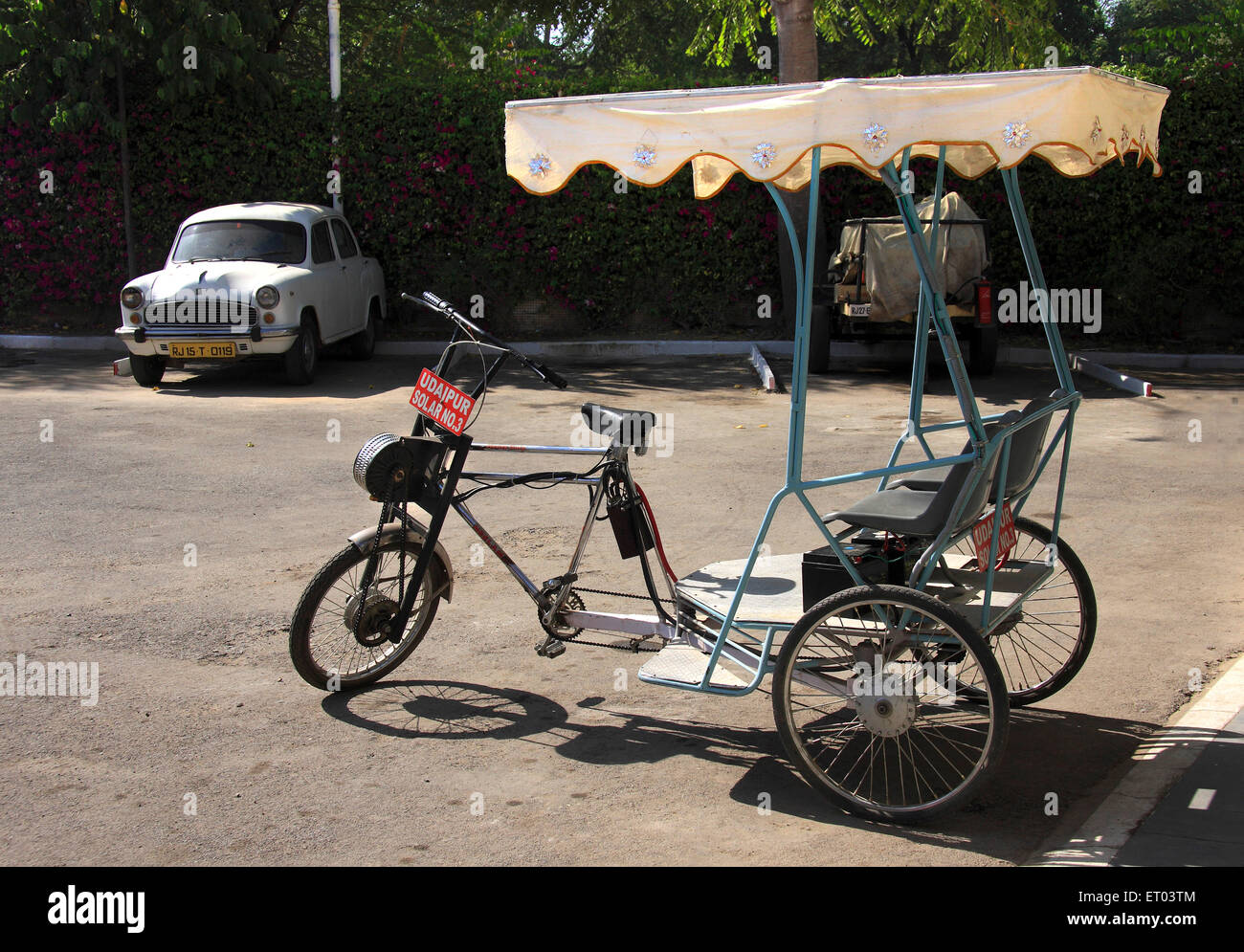 Rickshaw a energia solare, Udaipur, Rajasthan, India, Asia Foto Stock