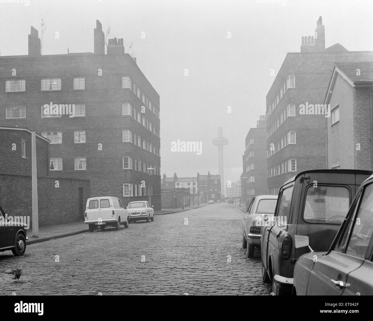 Vista di una strada di Liverpool che mostra la mitica Radio City Tower in background, Merseyside. Circa 1970. Foto Stock
