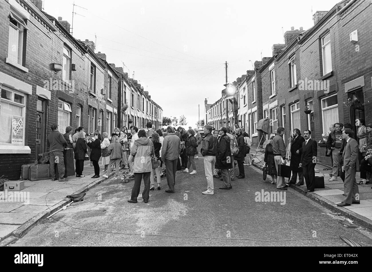 La BBC in Elswick Street, Dingle per filmare la commedia di grande successo " pane " 11 luglio 1987 Foto Stock