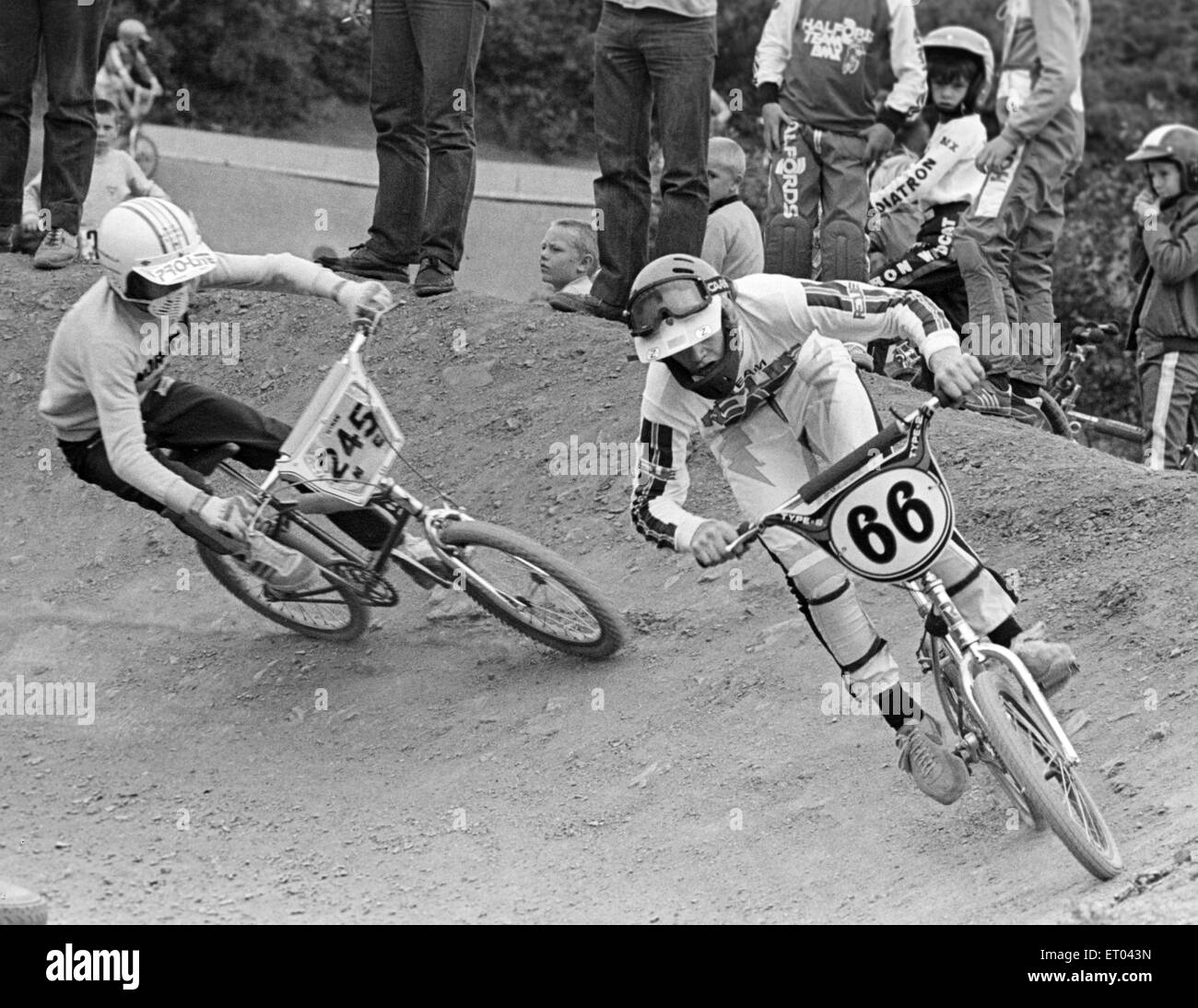 13 anno vecchi concorrenti battaglia il loro modo attraverso una sling shot girare durante il Norsport ciclo BMX gara a Margrove Park, 8 agosto 1983. Foto Stock