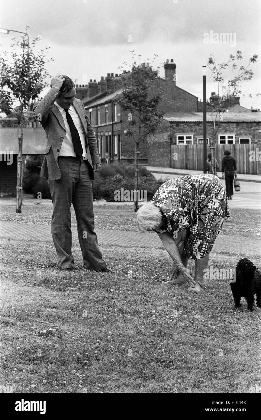 Novantadue anni Winifried supergran Ali dà una dimostrazione della sua capacità di portare a termine un paio di premere up guardato dal boss della salute Tony Richardson. Luglio 1979. Foto Stock