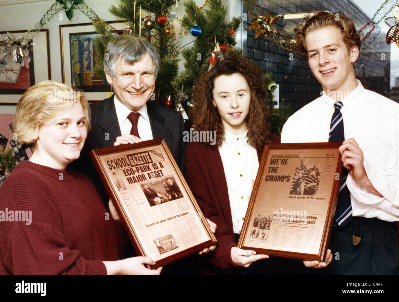 Billingham Campus preside di scuola John Finnel è raffigurato con allievi Andrea Dixon, Claire Plumpton e Paolo Shadforth, che hanno contribuito a produrre la edizione del Campus della Scuola ufficiale. Il 21 dicembre 1990. Foto Stock