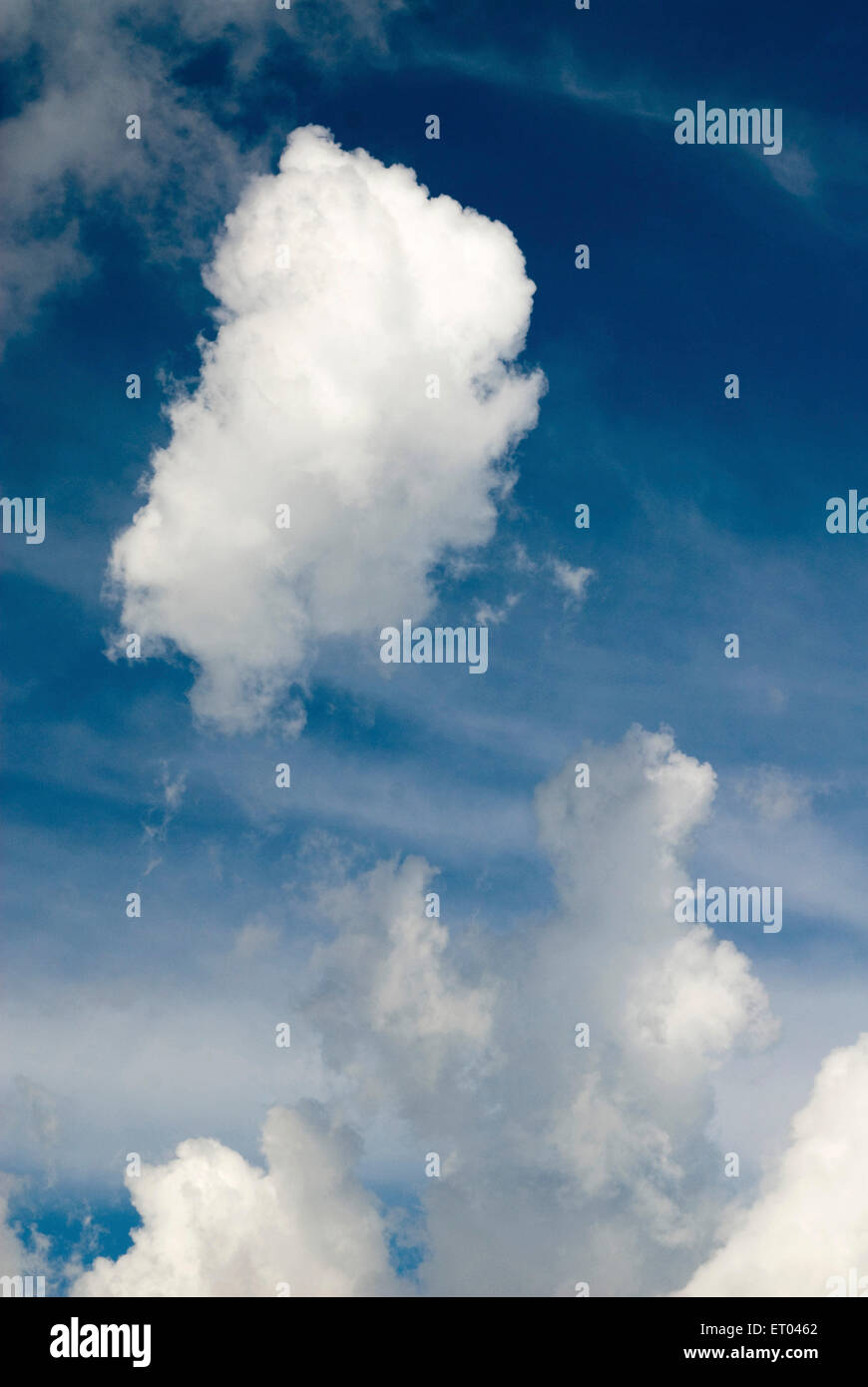 Nuvole bianche sul cielo blu Foto Stock