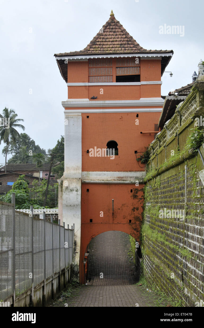La parete esterna del tempio Mangeshi in Mangeshi a Goa in India Foto Stock