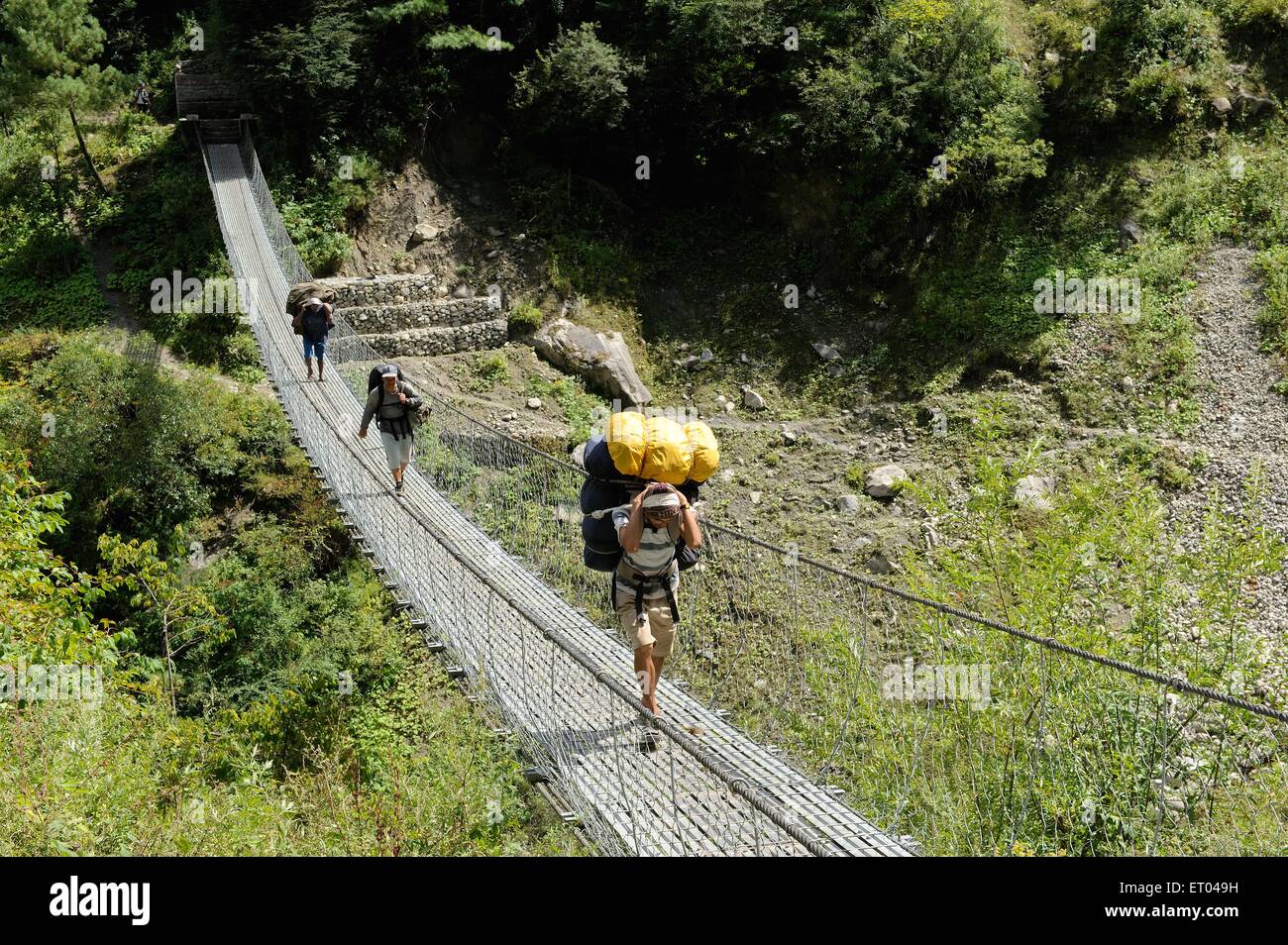 Trasporto turistico carico Bridge crossing ; Nepal ; Asia Foto Stock