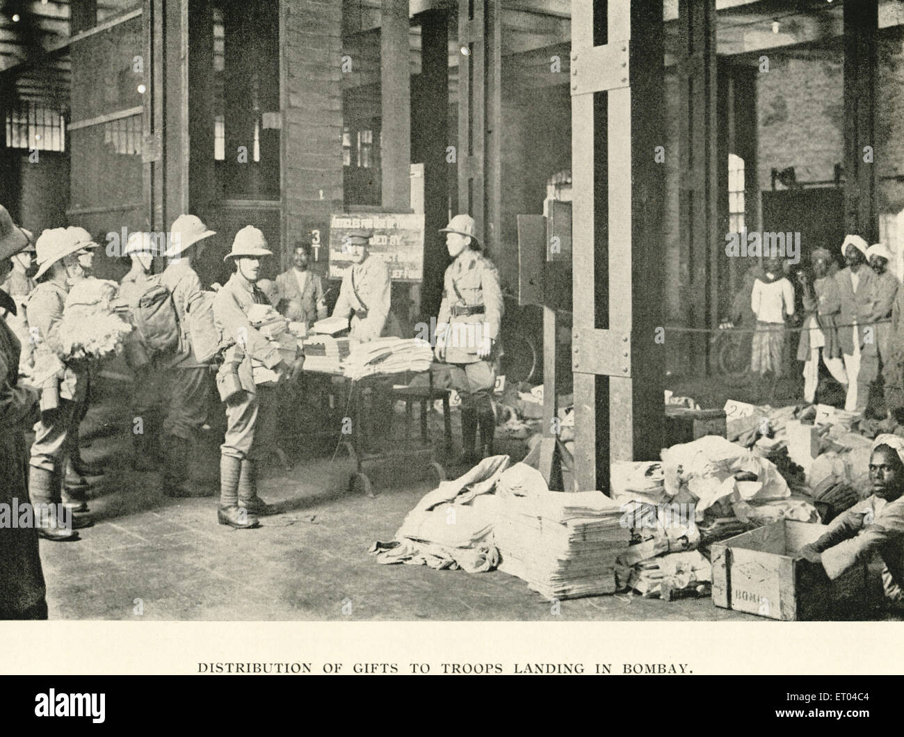 Vecchia immagine del 1900 vintage della distribuzione di regali alla polizia britannica a Bombay Mumbai Maharashtra India Asia vecchia immagine del 1900 vintage Foto Stock