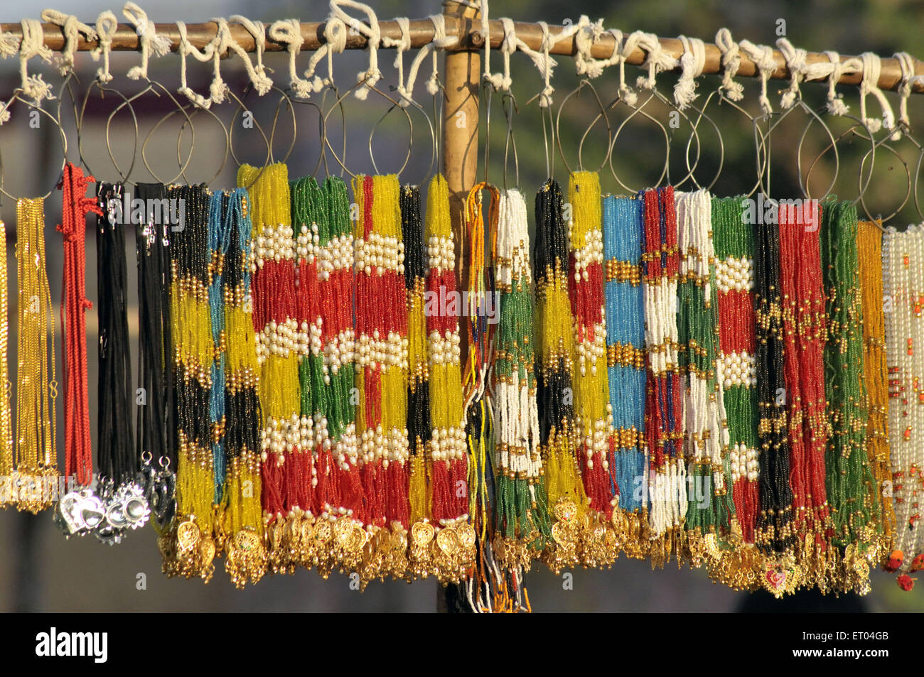 A buon mercato imitazione gioielleria in stallo a Pushkar Rajasthan in India Foto Stock