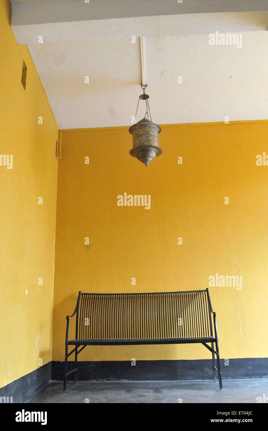 Lampada in ottone e ferro battuto in panchina Tiracol a Goa in India Foto Stock