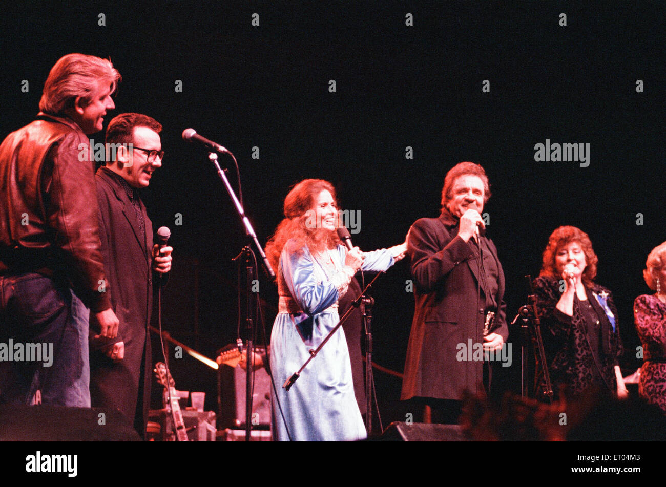 Johnny Cash, in concerto presso la Royal Albert Hall di Londra, domenica 14 maggio 1989. Anche nella foto, Giugno Carter Cash & Elvis Costello. Foto Stock