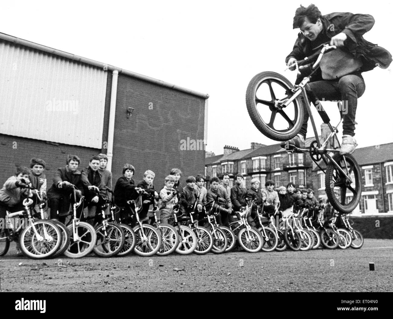 Quindici anni Brunning Martin in azione su una BMX guardato da altri bambini BMX. Martin è il portavoce di un gruppo di appassionati di BMX che lottano per una traccia speciale per essere costruito nella città. I bikers desidera l'azione rapidamente e hanno consegnato un 100 nome p Foto Stock