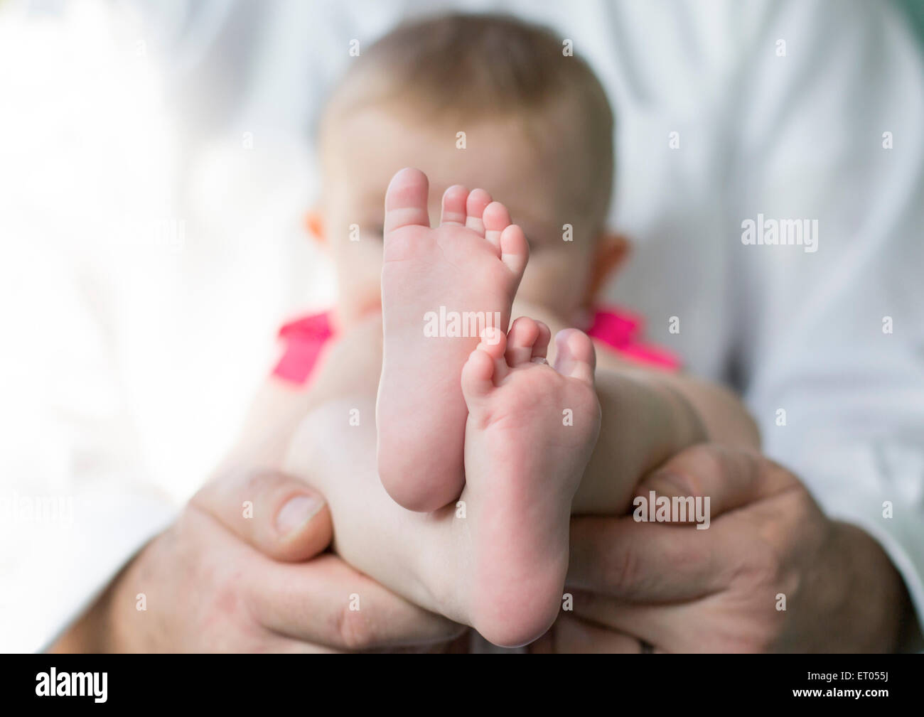 Close up dei piedi da bambino Foto Stock