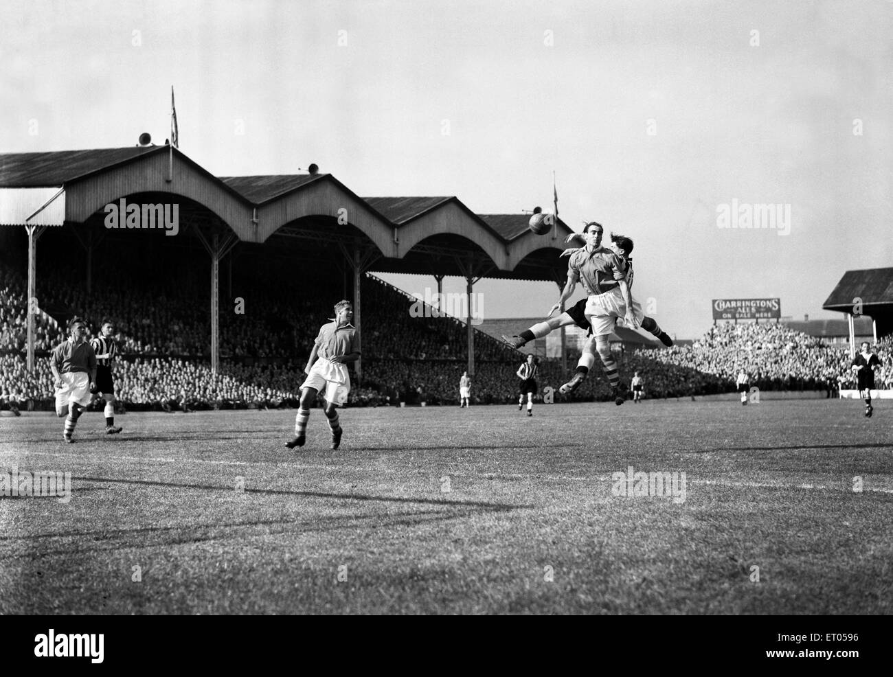 English League Division One corrispondono a valle. Charlton Athletic 6 v Newcastle United 3. Duello aereo tra Charlton defender Jock Campbell e Newcastle Bobby 'Dazzler' Mitchell. 10 settembre 1949. Foto Stock