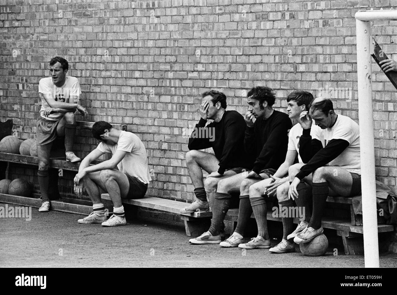 Leicester City team allenamento indoor. I giocatori del riposo dopo la sessione di formazione. Da sinistra a destra: Gibson, marrone, Woollett, felce, Matthews e Lochhead. 13 maggio 1969. Foto Stock
