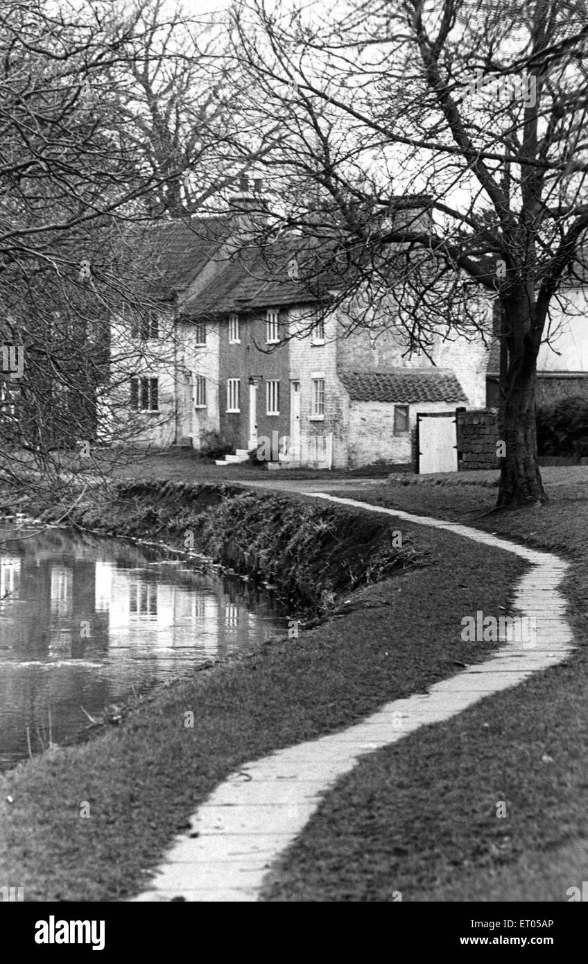 Si deve prendere la strada per vedere questa pittoresca scena in Stokesley, North Yorkshire. dove il percorso segue il serpeggiante fiume Leven attraverso il villaggio. Il 26 marzo 1981. Foto Stock