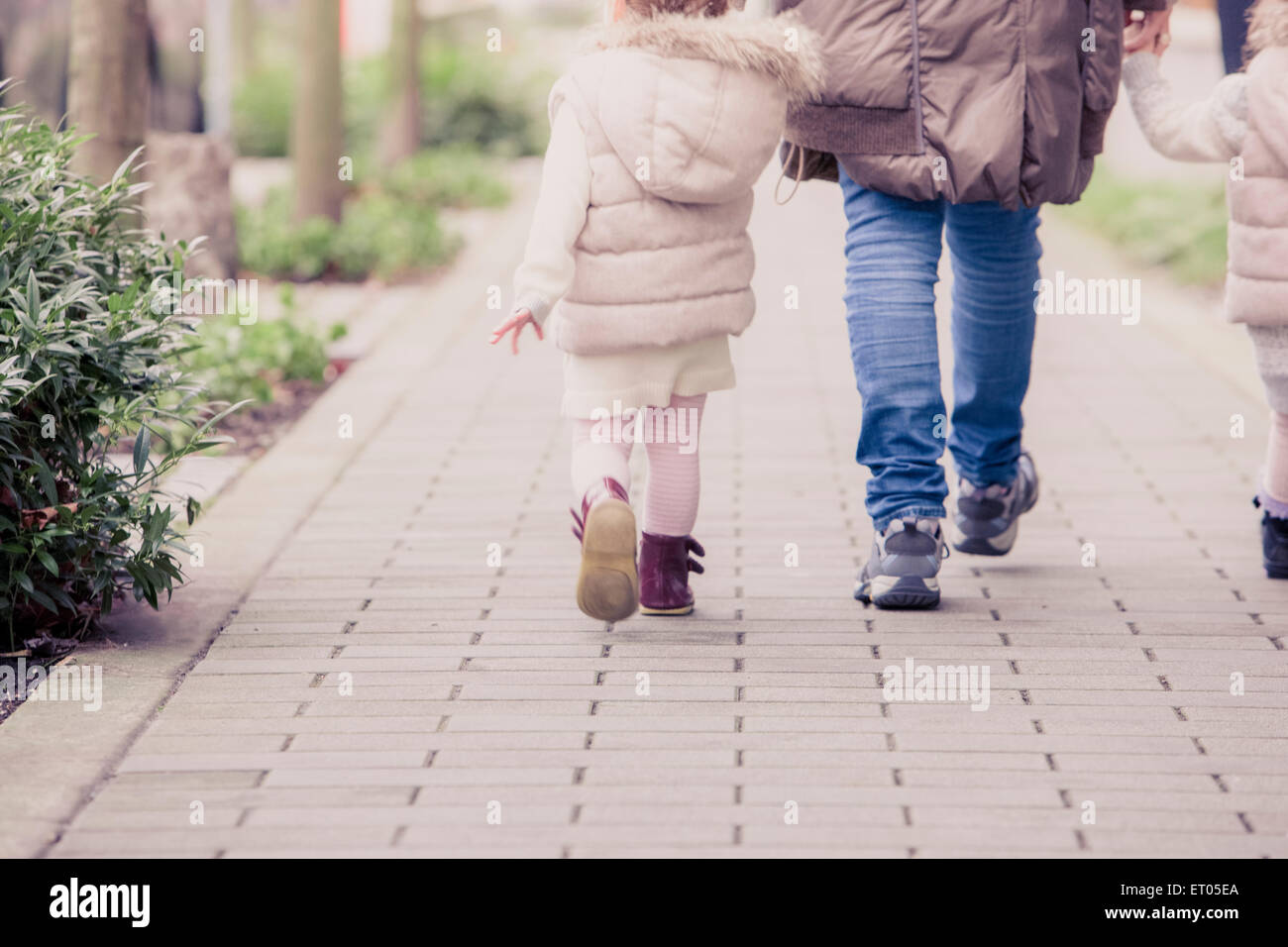 Nonna e nipoti camminando sul percorso di pietra Foto Stock