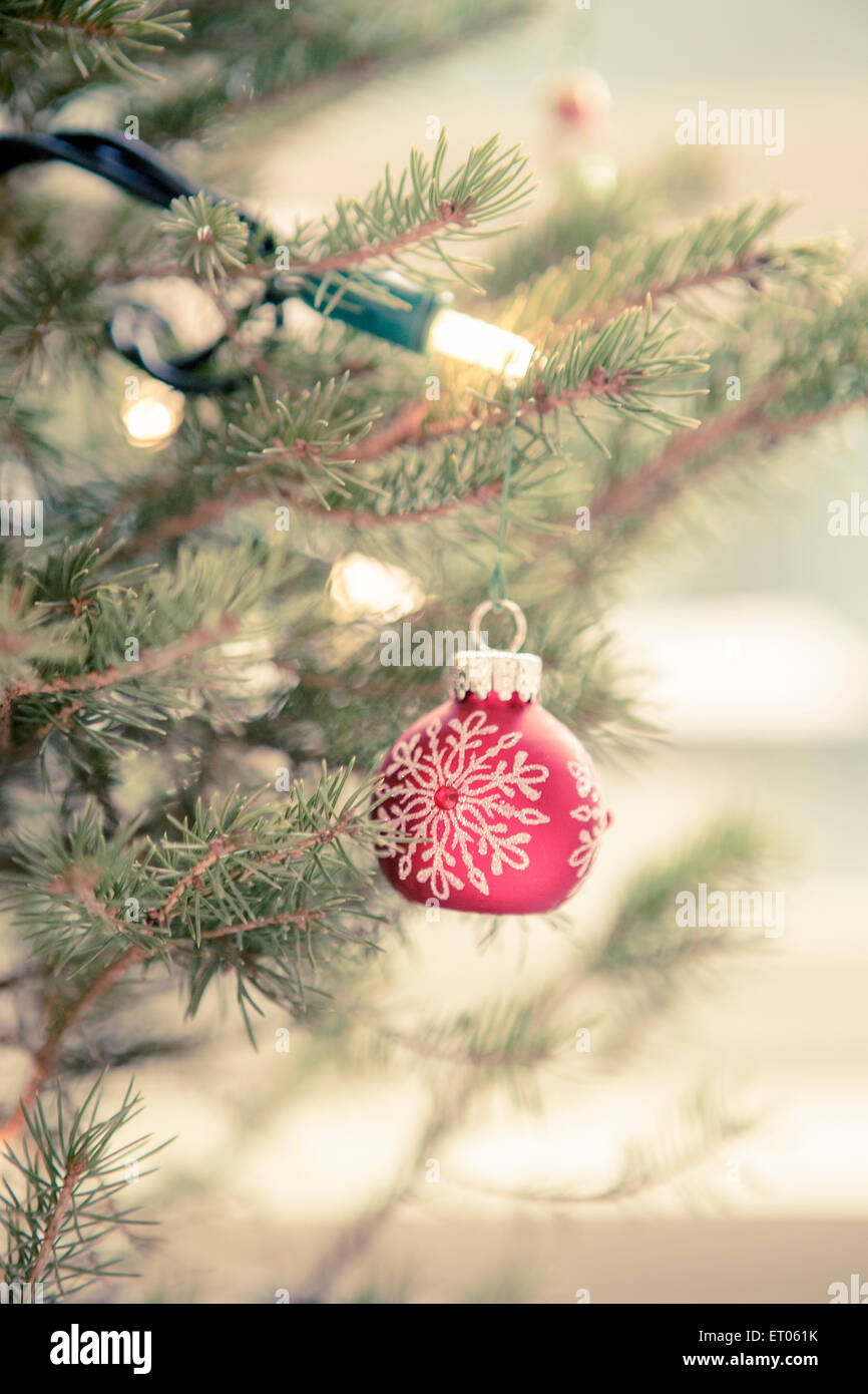 Ornamento rosso e la stringa luci su albero di Natale Foto Stock