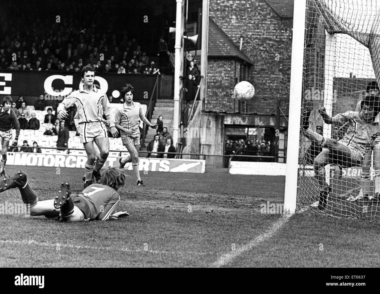Boro Boys 3 v Coventry Boys 2, trofeo inglese semi-finale, Ayresome Park. Trevor Hogg, sul terreno, dà Boro ragazzi il conduttore con una testata di immersioni nonostante un disperato affondo da Coventry Boys' Robert Clifford. 8 marzo 1980. Foto Stock