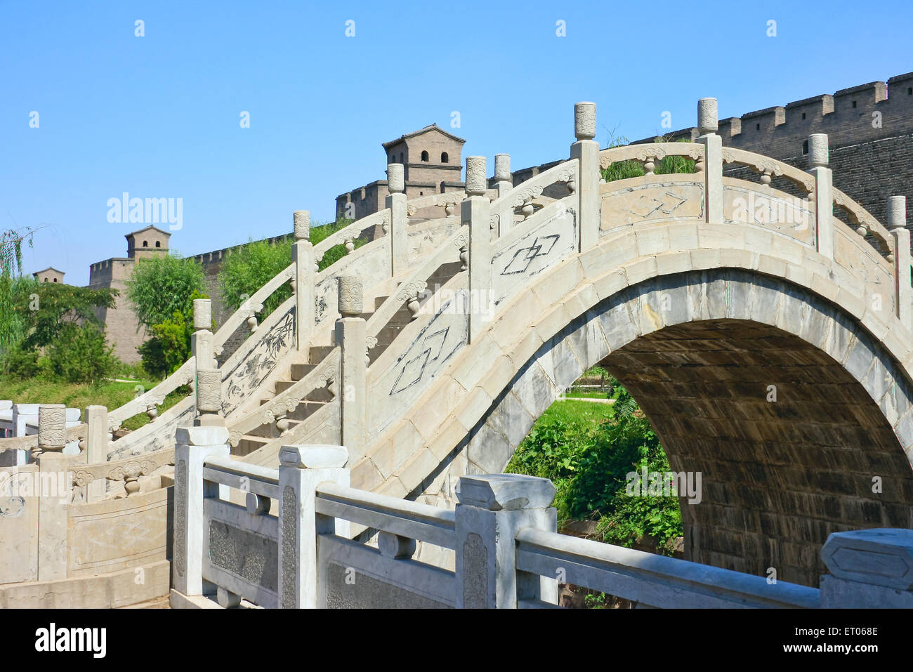 Ponte di arco e la parete della antica città fortezza di Pingyao. Cina. Foto Stock