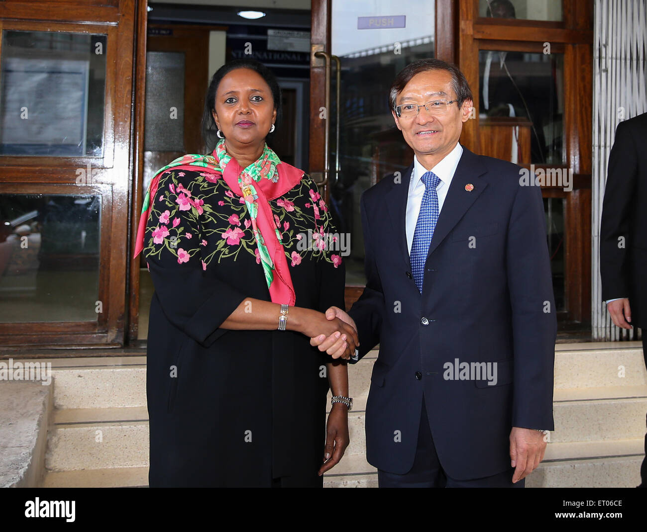 Nairobi, in Kenya. 8 Giugno, 2015. In Kenya il Segretario per gli Affari Esteri e del commercio internazionale Amina Mohamed (L) si incontra con il Cinese in visita il Vice Ministro degli Esteri Zhang Ming a Nairobi, in Kenya, Giugno 8, 2015. © Pan Siwei/Xinhua/Alamy Live News Foto Stock