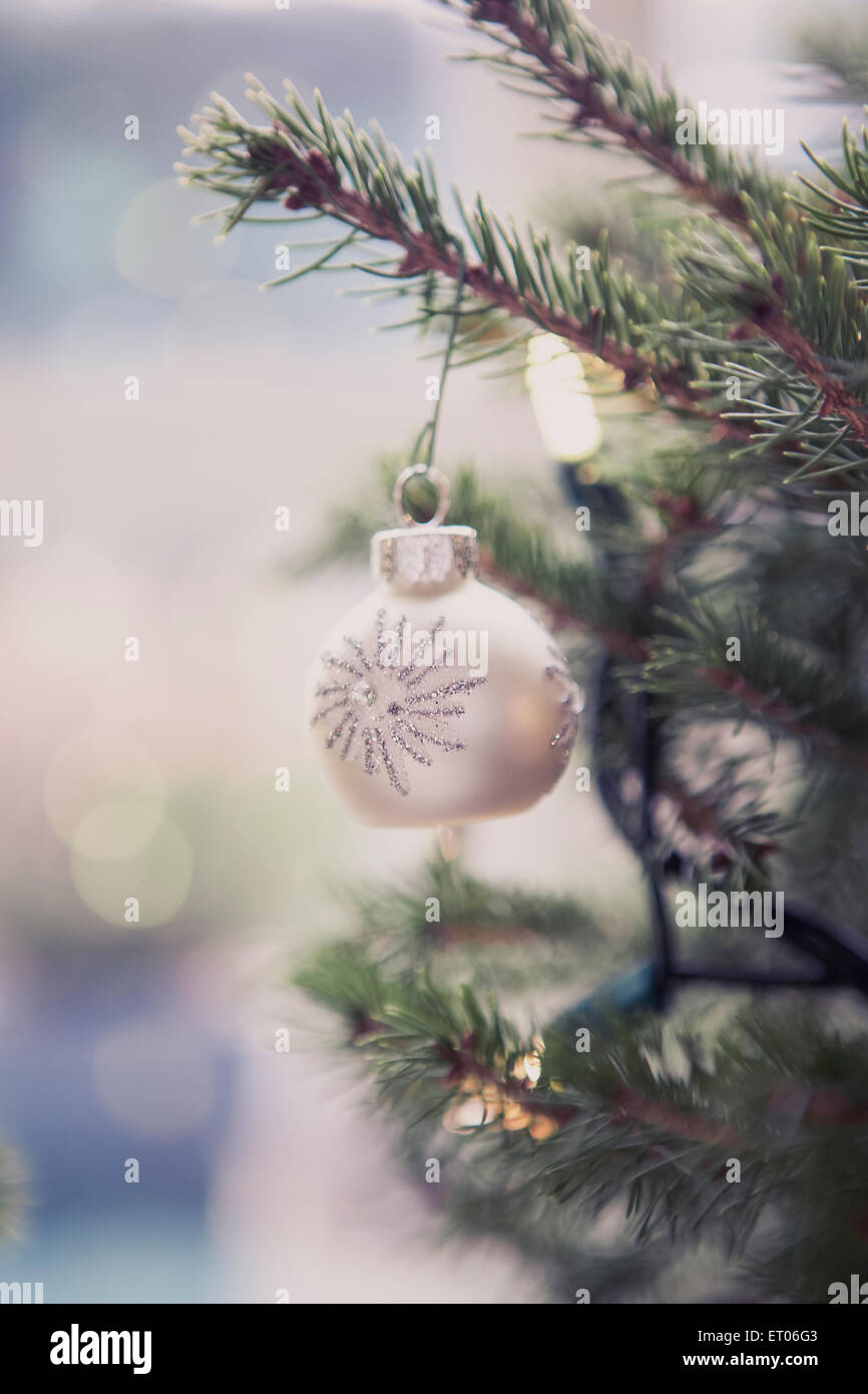 Ornamento Argento appeso su albero di Natale Foto Stock