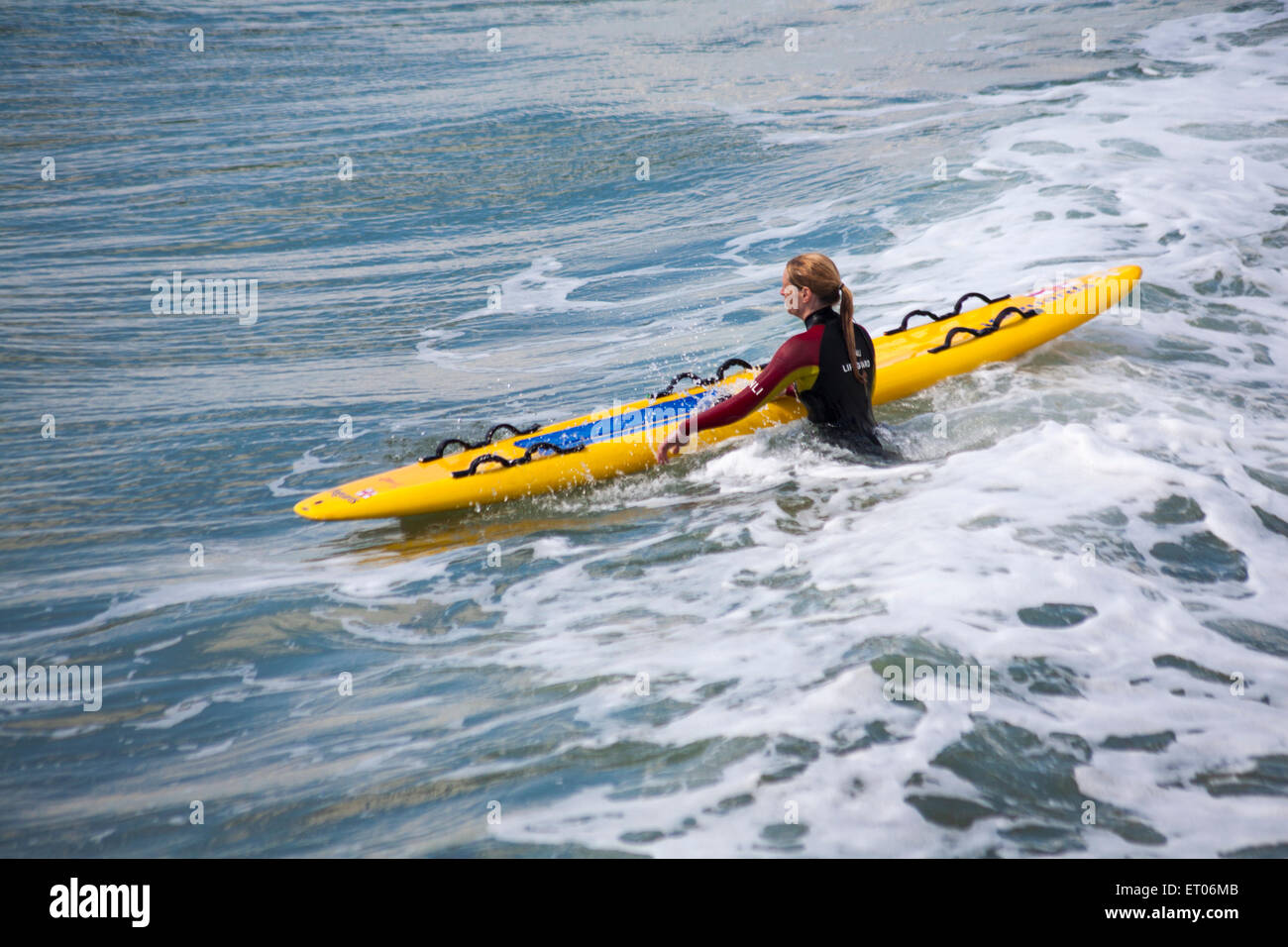 Donne RNLI bagnino surf in mare a Bournemouth Beach, Dorset UK nel mese di giugno Foto Stock