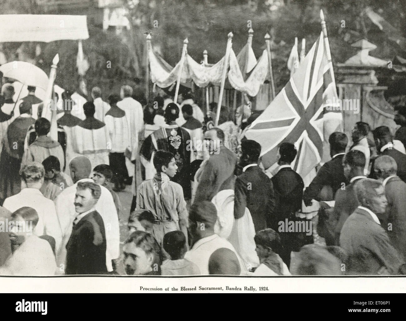 Comunità cattolica, processione del sacramento benedetto, Chiesa di Sant'Andrea, Bandra, 1924, Bombay, Mumbai, Maharashtra, India, Asia, vecchia vendemmia del 1900 Foto Stock