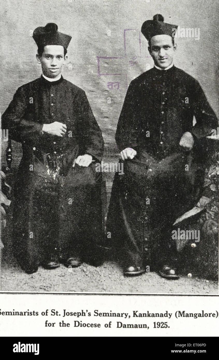 Seminaristi del Seminario di San Giuseppe ; Kankanady ; Mangalore per la Diocesi di Damaun 1925 ; India ; Asia Foto Stock