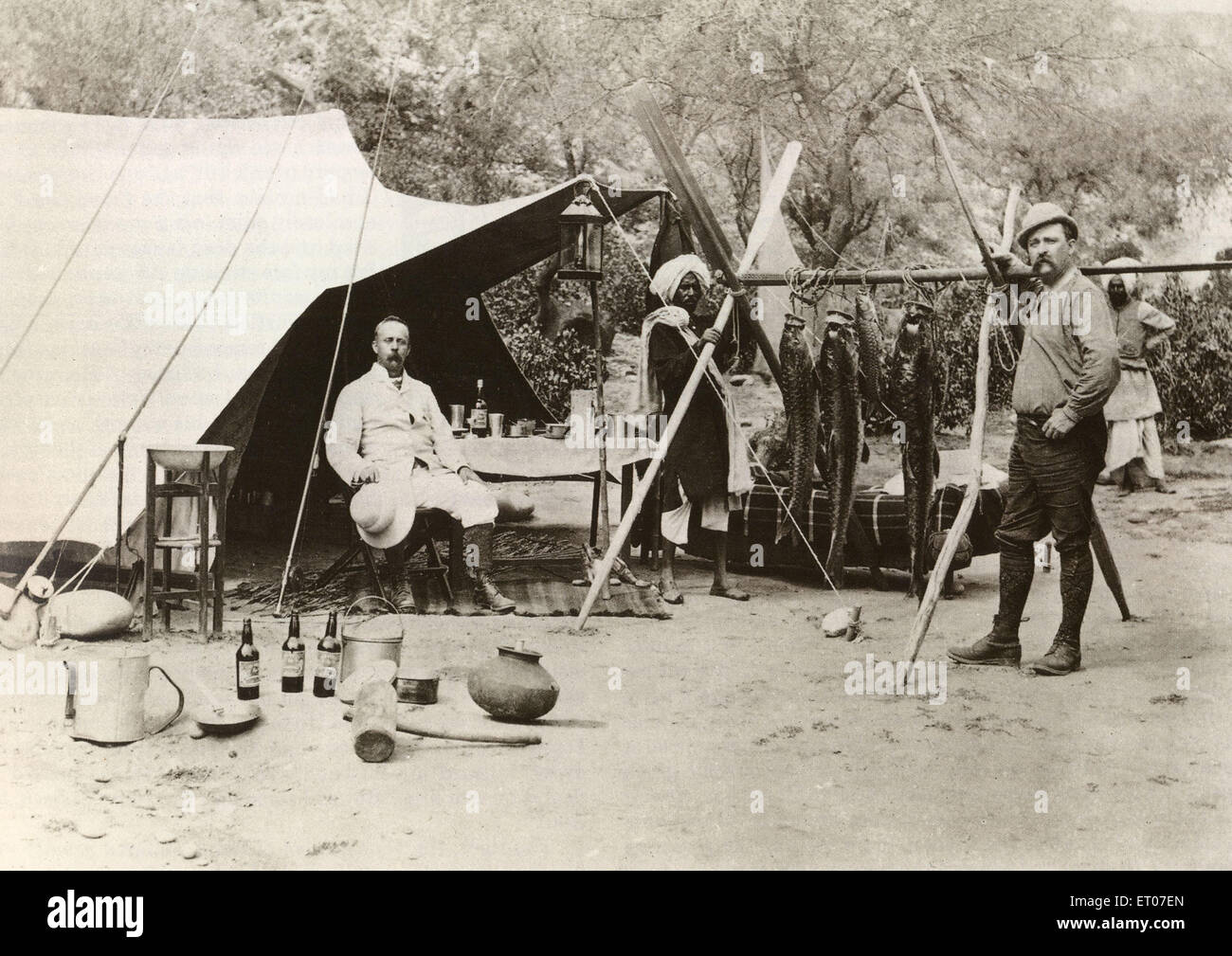 Tenda per uomini britannici, pesciolini appesi, India, Asia, vintage, vecchia immagine anni '1800 Foto Stock