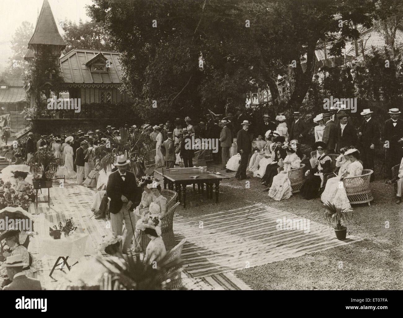 Uomini e donne britannici in giardino , tavolo da ping pong , Shimla , Himachal Pradesh , India , Asia , vintage , vecchia immagine vintage del 1800s Foto Stock