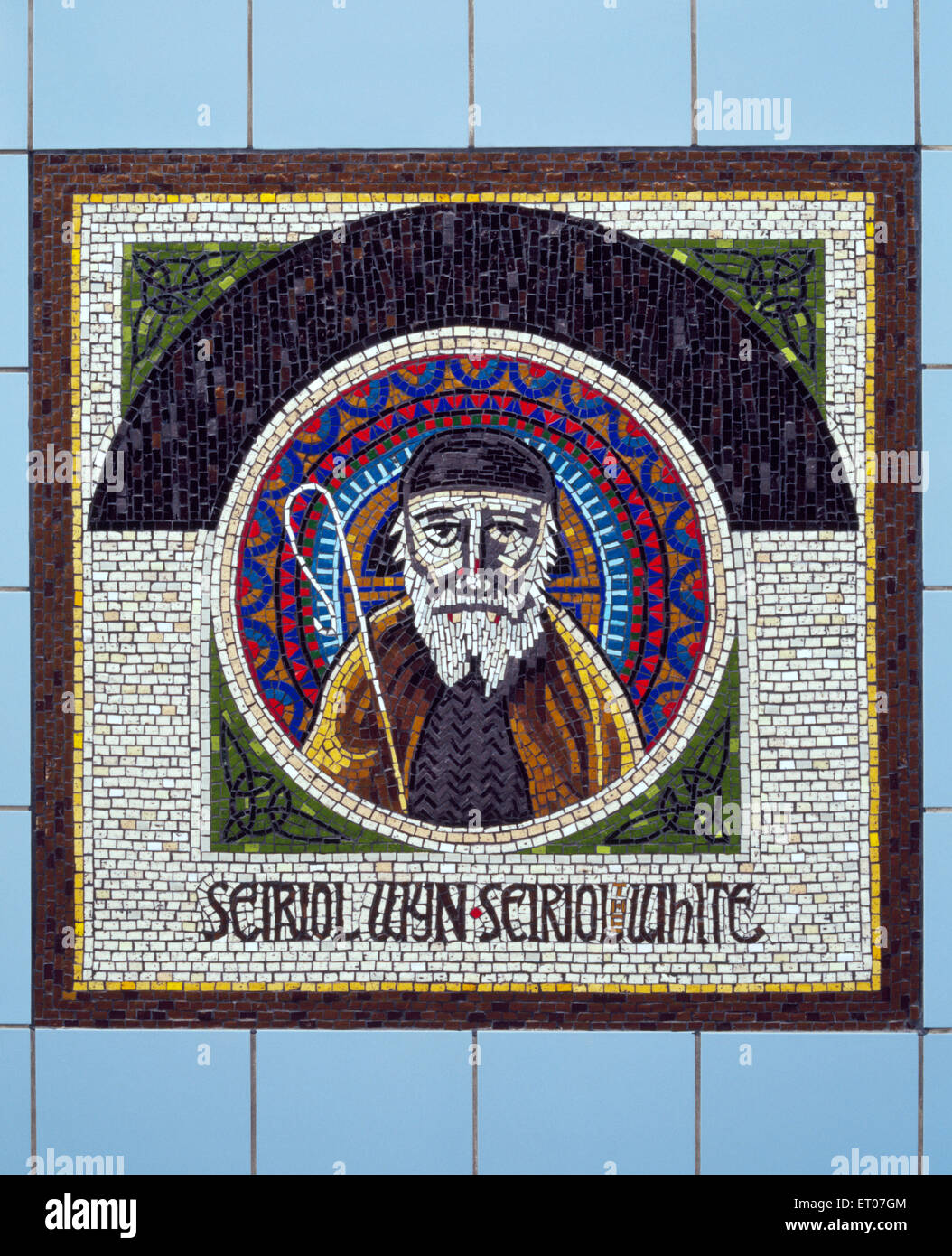 Mosaico di San Seiriol di Penmon, progettato da Gary Drostle, al mercato ingresso dalla strada al Celtic ponte Gateway, Holyhead, Anglesey. Foto Stock