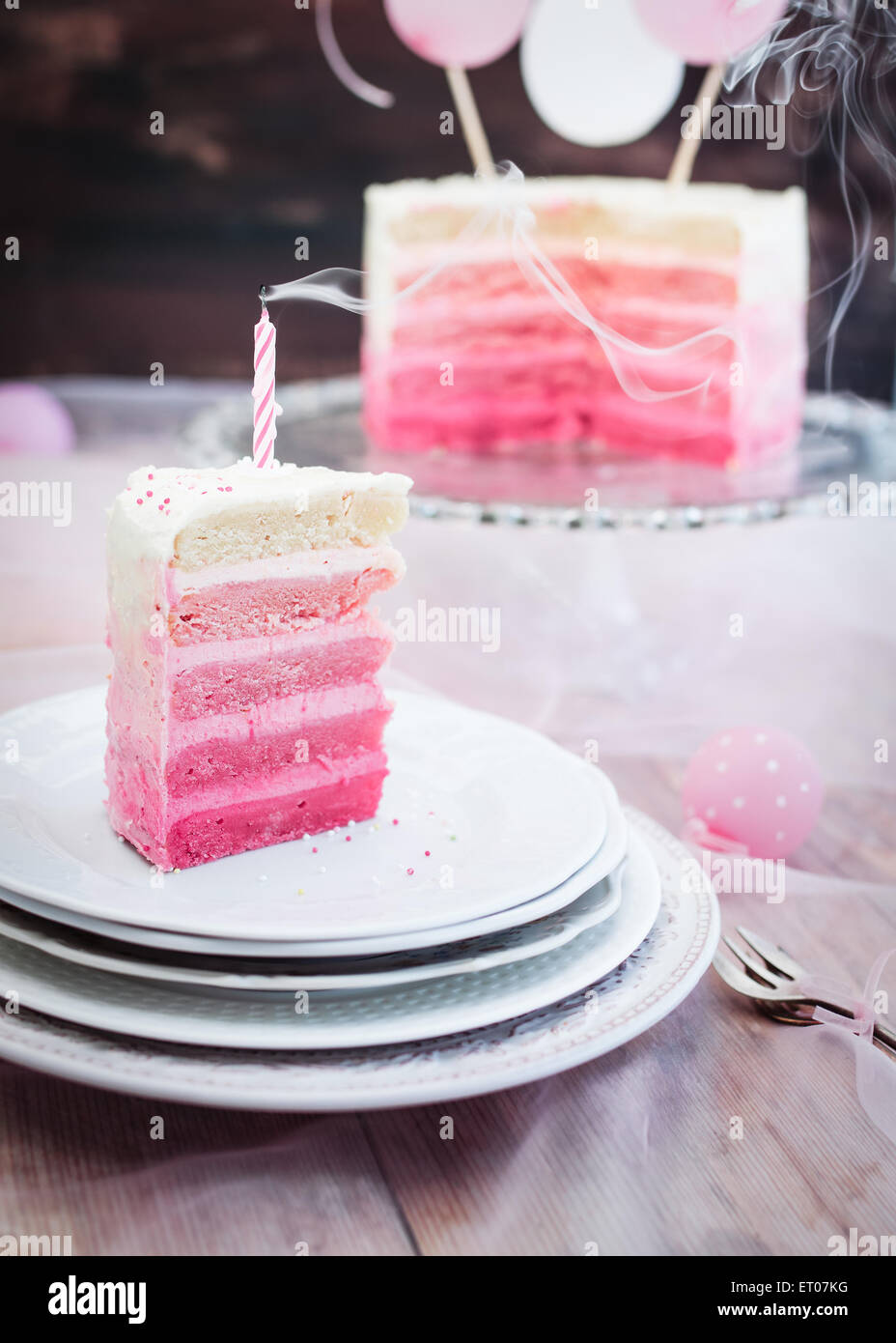 Rosa e Bianco pezzo di torta di compleanno. Messa a fuoco selettiva. Foto Stock