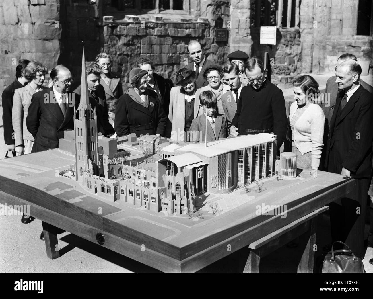 Un modello di Sir Basil Spence nuova cattedrale di Coventry, West Midlands (ex Warwickshire) viene visualizzato nelle rovine della vecchia cattedrale medievale che è stato distrutto dalla German Airforce nel blitz di novembre 1940. Circa 1952 Foto Stock