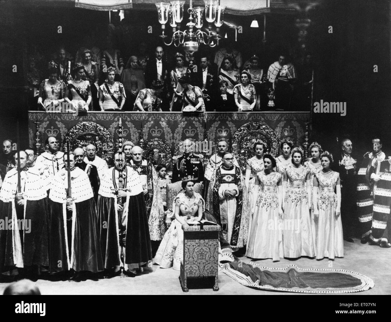 L incoronazione della Regina Elisabetta II è stata la cerimonia in cui il recentemente salito monarch, Elizabeth II, fu incoronata Regina del Regno Unito, Canada, Australia, Nuova Zelanda, Sud Africa, Ceylon, e Pakistan, nonché assumendo il ruolo di responsabile del Foto Stock