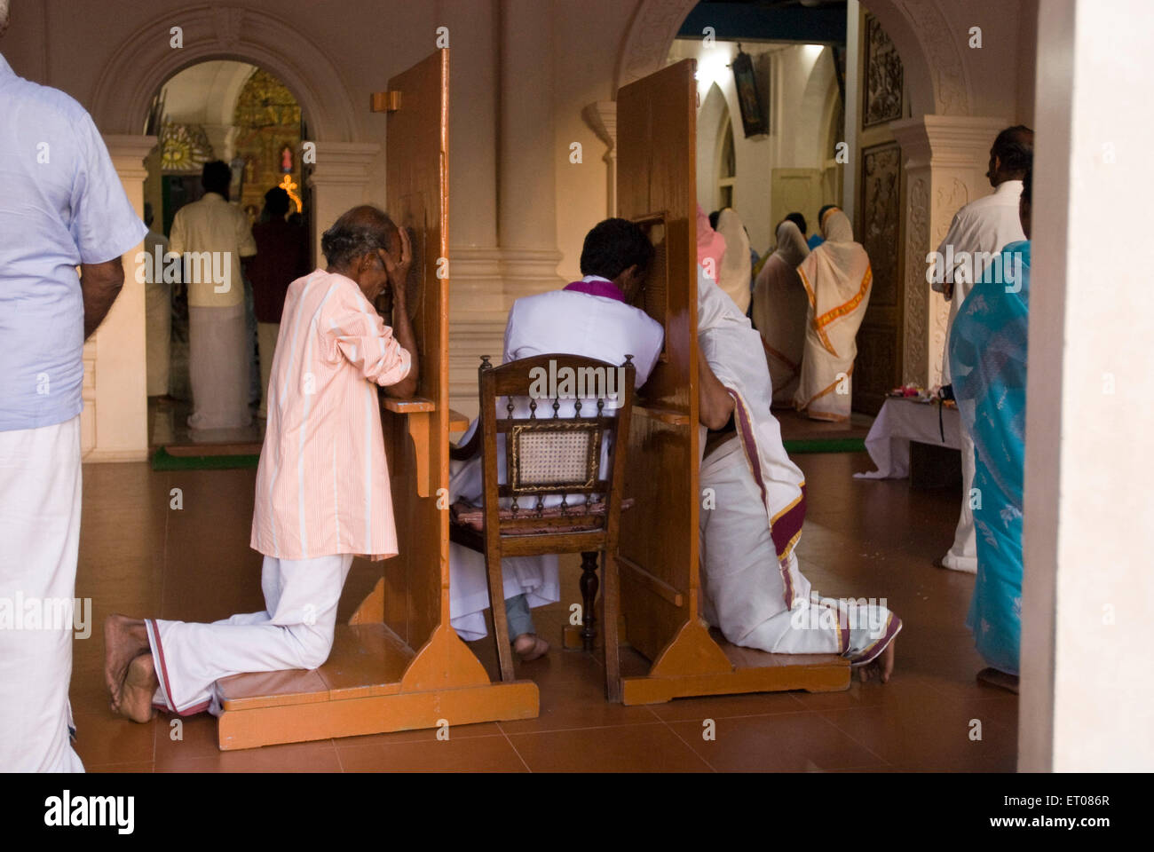 Persone che fanno la confessione cristiana è la fede e la pratica Kerala India Foto Stock