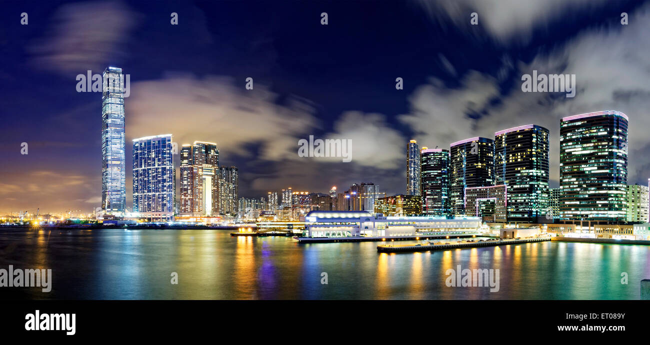 Hong kong moderni edifici per uffici di notte Foto Stock