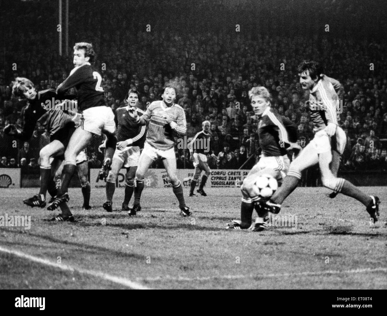 Il Galles v Islanda, punteggio 2-1 per il Galles, la Coppa del Mondo FIFA Group 7, sede Ninian Park, Leckwith, Cardiff, Galles. Il Galles Robbie James a soli germogli ampia dell'Islanda obiettivo. Il 14 novembre 1984. Foto Stock