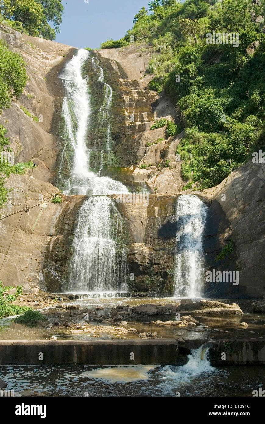 Cascata di argento di una cascata formata da stramazzo delle gite in barca nel lago Kodai ; 8 km da Kodaikanal ; Tamil Nadu ; India Foto Stock