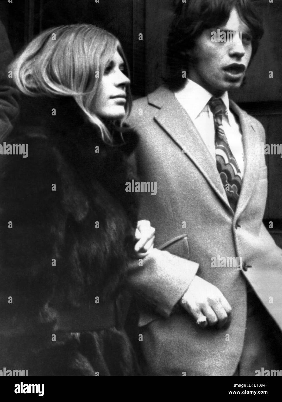 Marianne fidato e Mick Jagger sul loro modo di corte. Xviii Dicembre 1969. Foto Stock