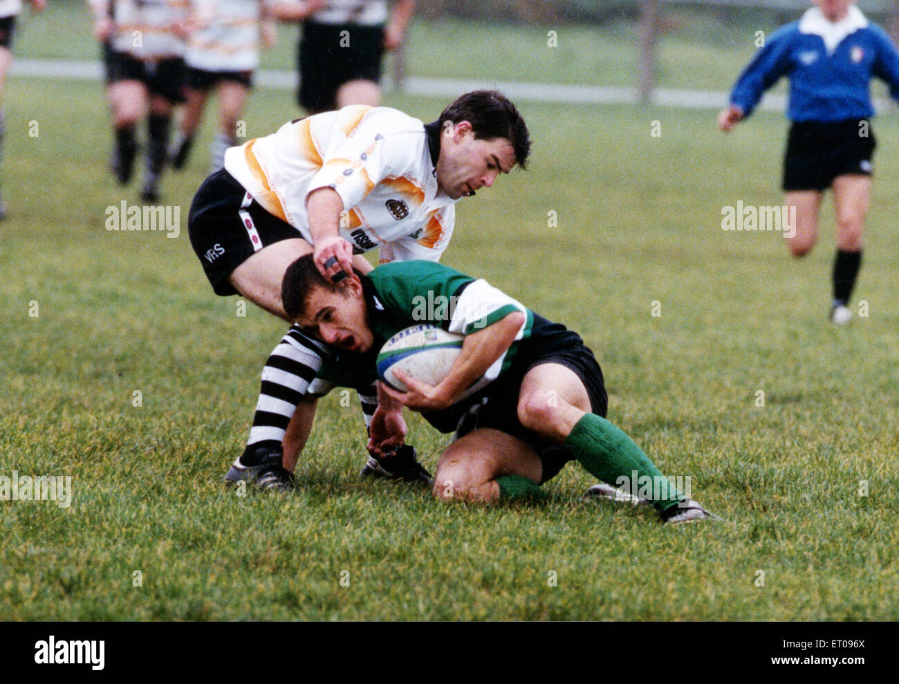 Caerphilly v Connacht, Rugby Union Match. Richard Wintle arresta un Connacht attacco. Circa 1990. Foto Stock