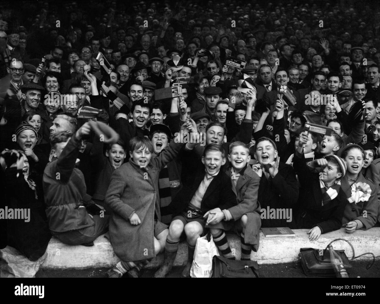 FA Cup Quarti di finale corrisponde alla nocciola Street. Il Leicester City 0 v Wolverhampton Wanderers 1. Giovani appassionati di Leicester allietare il loro team con i sonagli durante la partita. Il 26 marzo 1960. Foto Stock