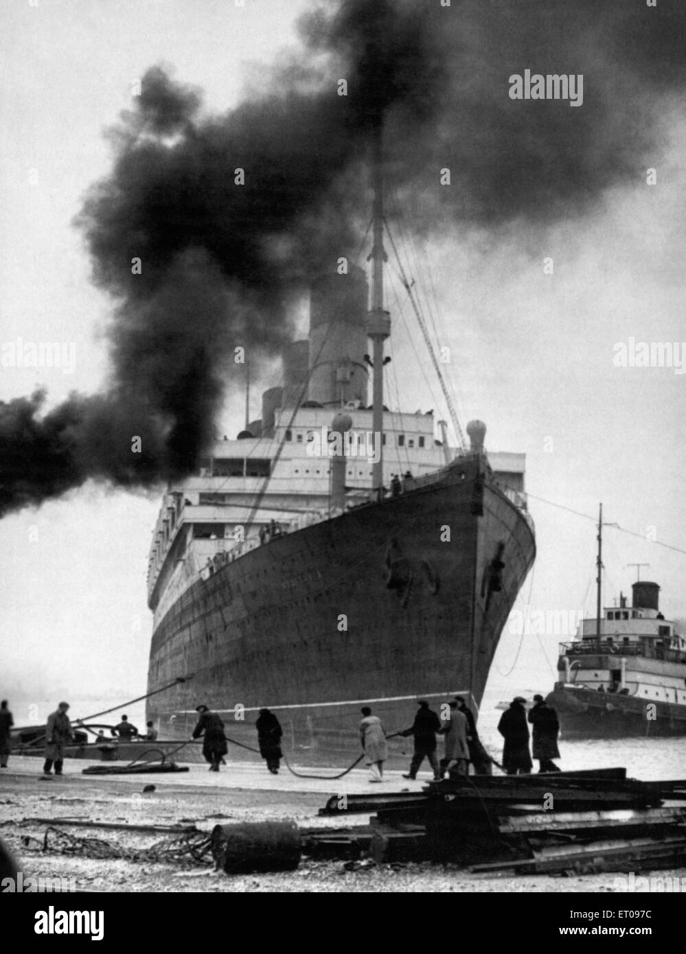 Il 45.000 ton liner Aquitania lascia Southampton dock sul suo ultimo viaggio, legato per la sua città natale del Clyde per essere spezzato dopo 36 anni di servizio. Xx Febbraio 1950. Foto Stock