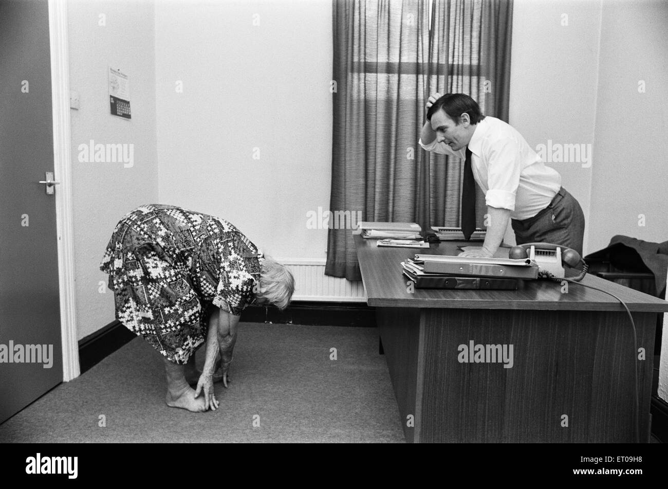 Novantadue anni Winifried supergran ha un lavoro guardato fuori dalla salute boss Tony Richardson. Luglio 1979. Foto Stock