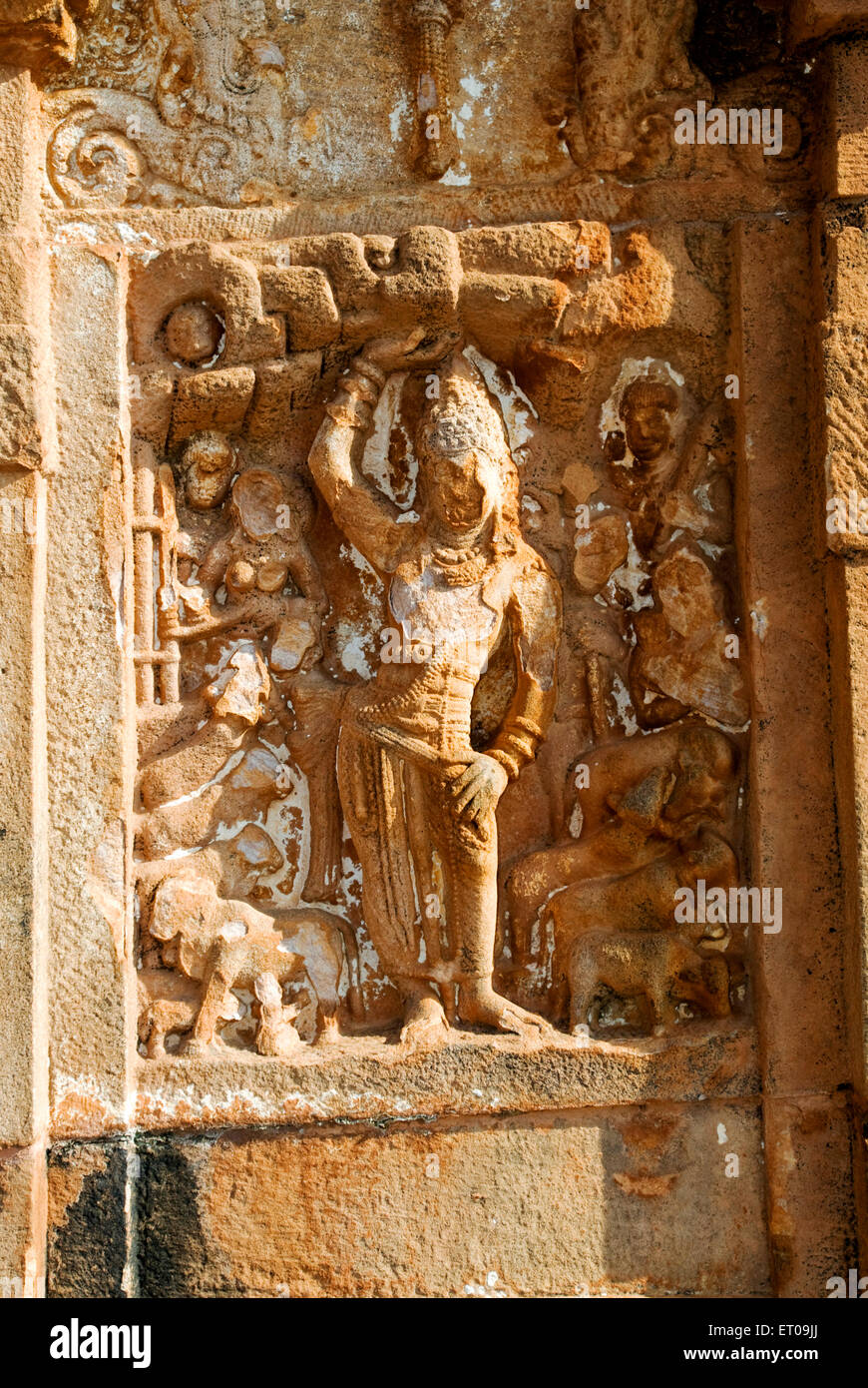 Krishna sollevato la collina Govardhana sculture Shivalaya superiore tempio tempio Chalukyan fort ; Badami ; Karnataka ; India Foto Stock