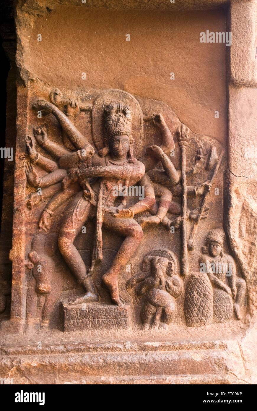 Shiva ballando nel tempio nella grotta del VI secolo ; Badami ; Karnataka ; India Foto Stock