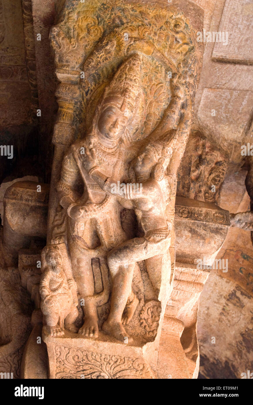 La KAMA e Rati staffa figura nella grotta tre ; Badami ; Karnataka ; India Foto Stock