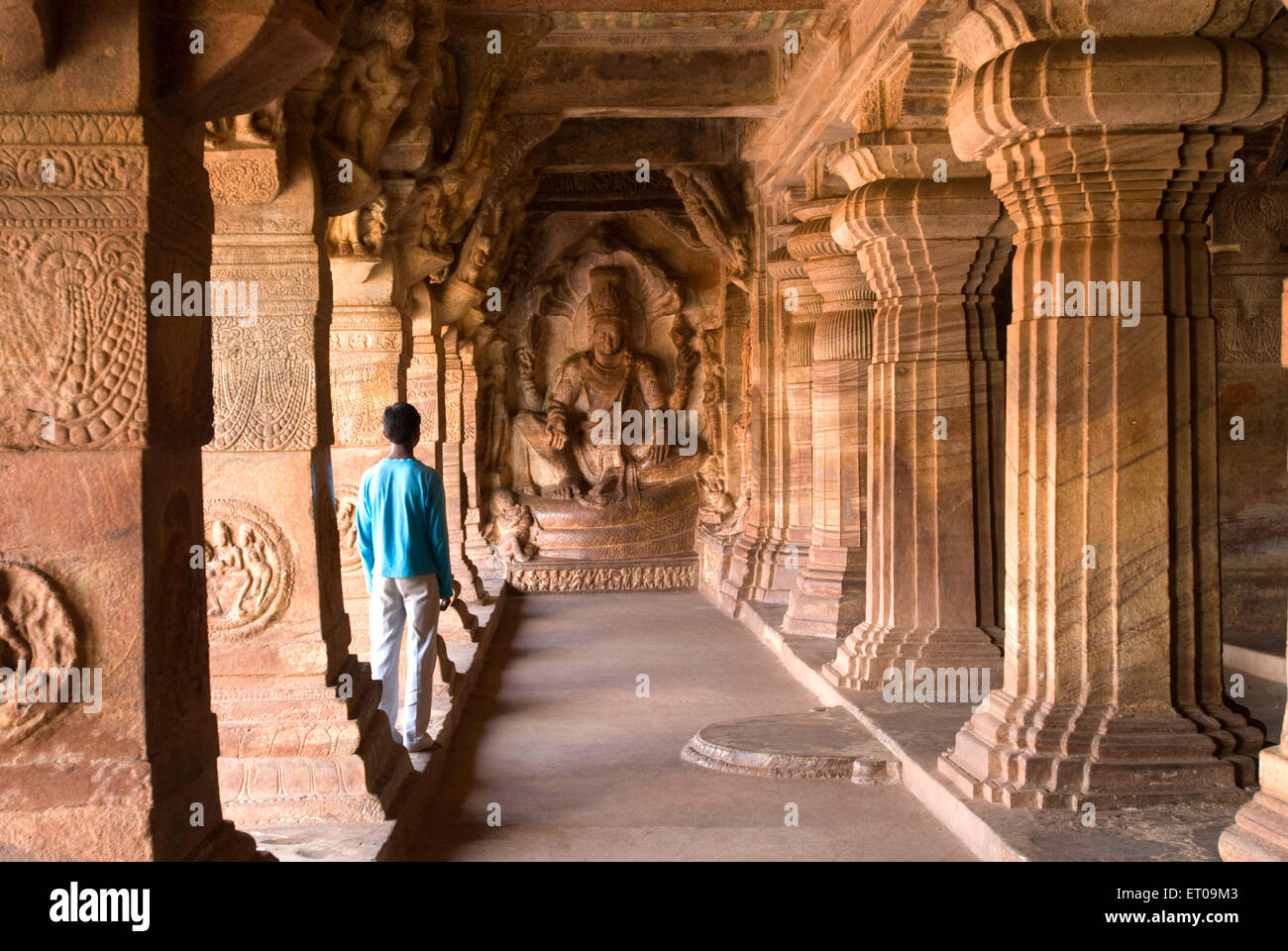 Grotta tre dedicate a Vishnu ; è il più grande e il più elaborato a Badami ; Karnataka ; India Foto Stock