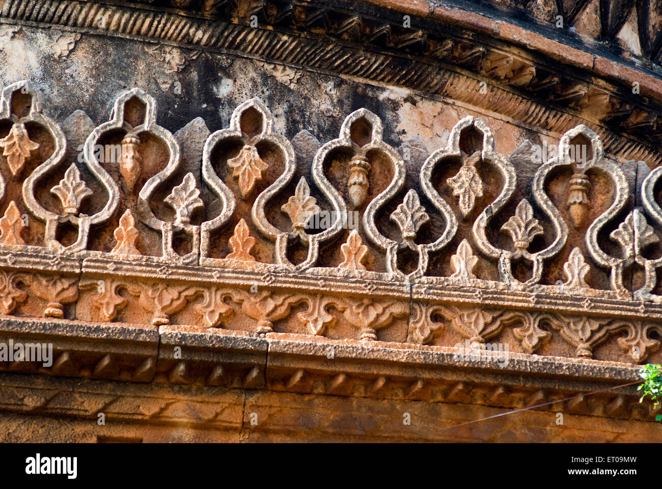 La moschea di Adilshai volte ; gumbaz al livello inferiore ; Abdul Aziz arco sollevata in memoria della moglie ; Badami ; Karnataka ; India Foto Stock