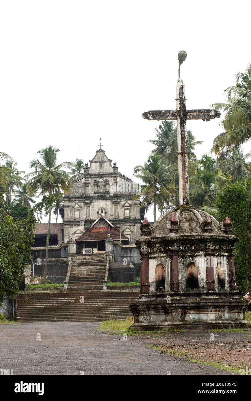 Croce, San Giorgio Jacobita Chiesa siriana, Kadamattom Chiesa, Malankara Chiesa Ortodossa, Kadamattam, Kadamattom, Kolenchery, Kerala, India, Asia Foto Stock